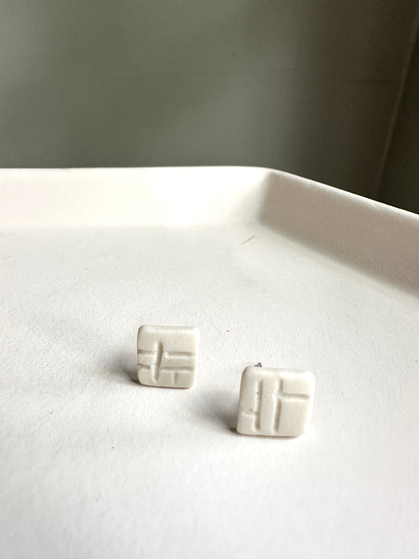 Box stud earring