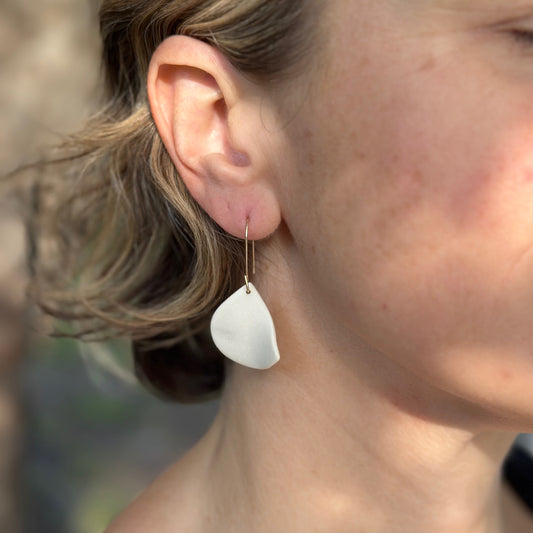 Half-moon twist hoop earring