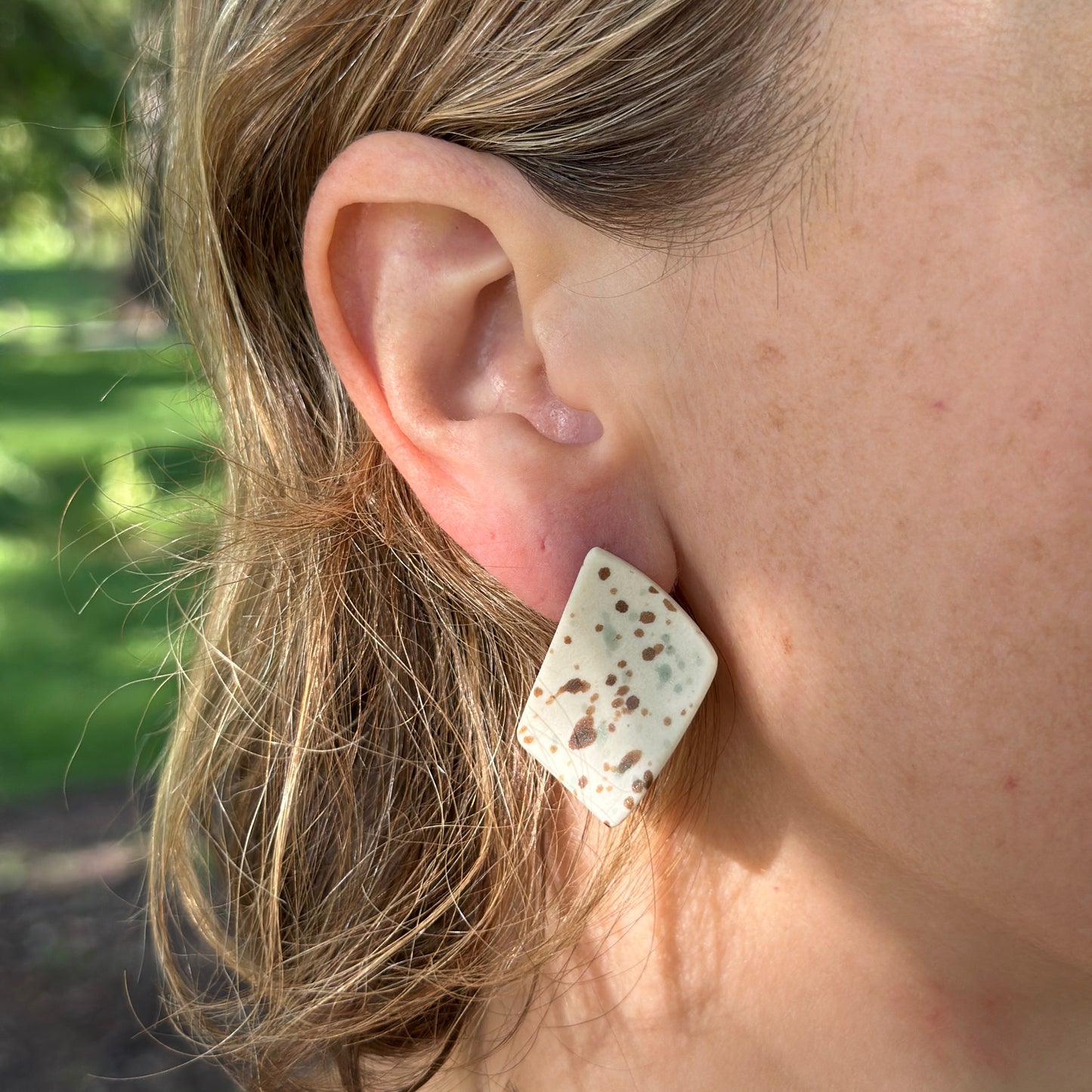 Wavy stud earring