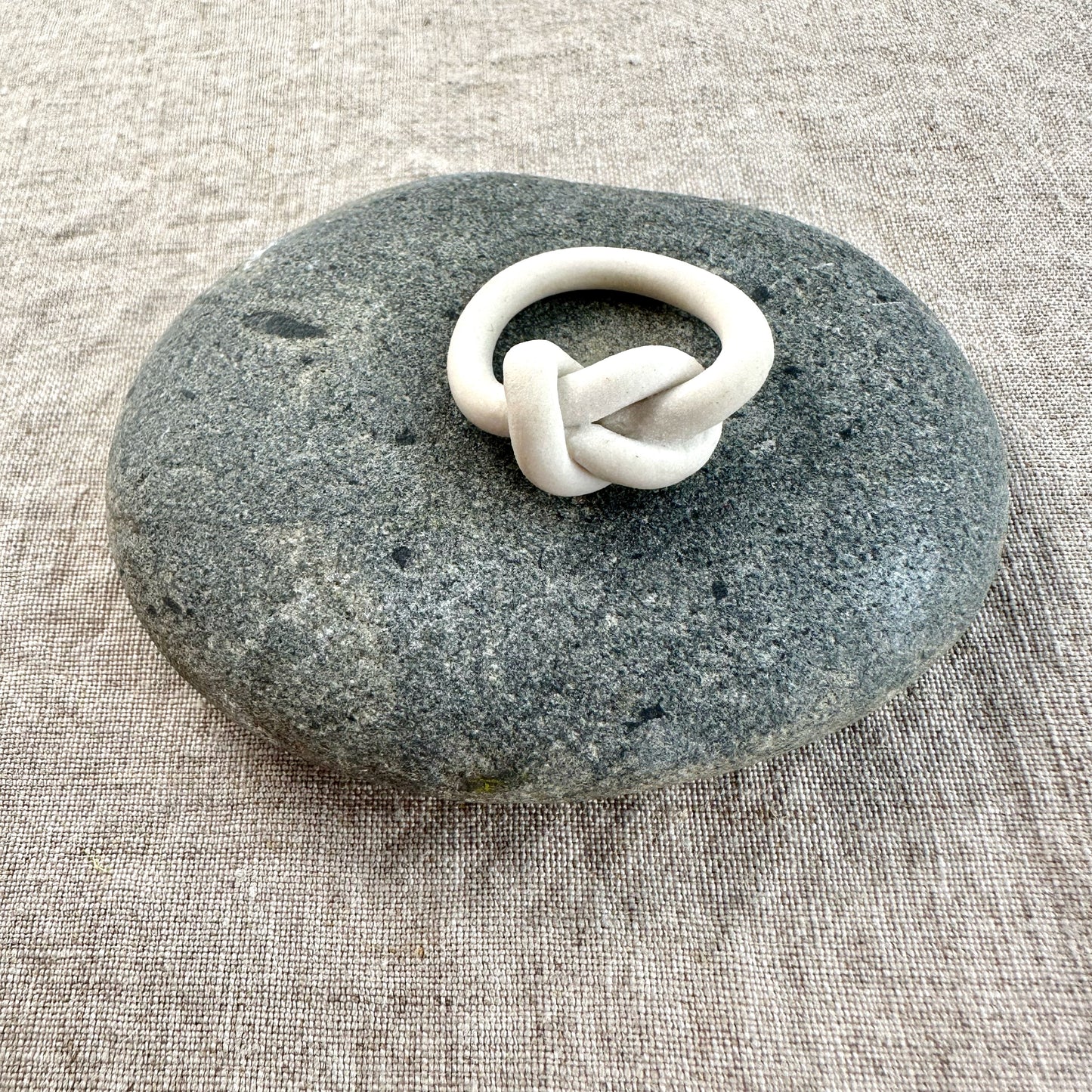 Knotty ring