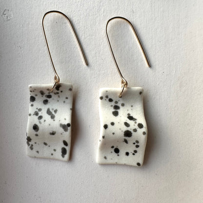Wide wave dangle flicker earring- black