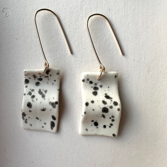 Wide wave dangle flicker earring- black