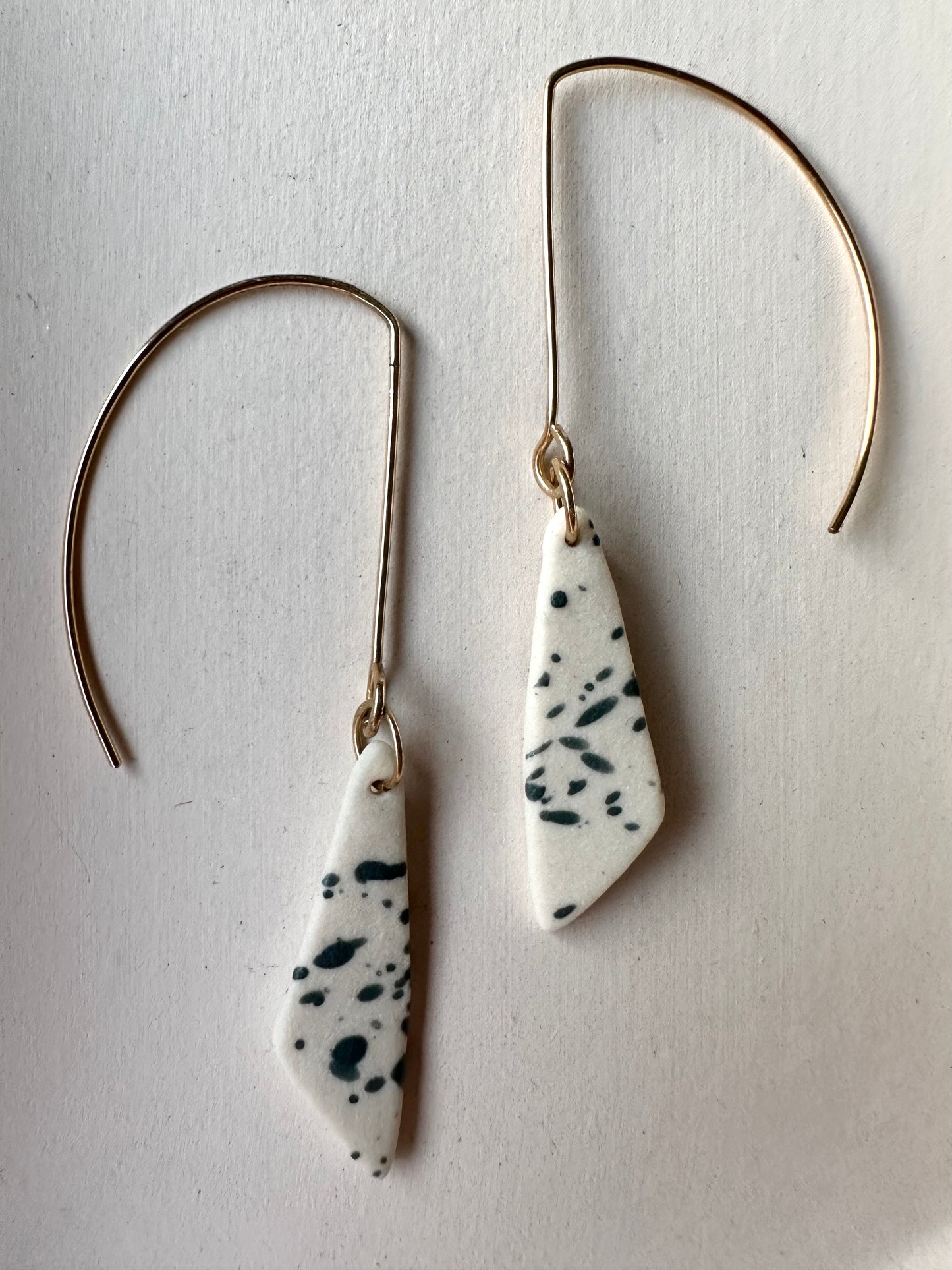 Triangle flicker dangle earring- black