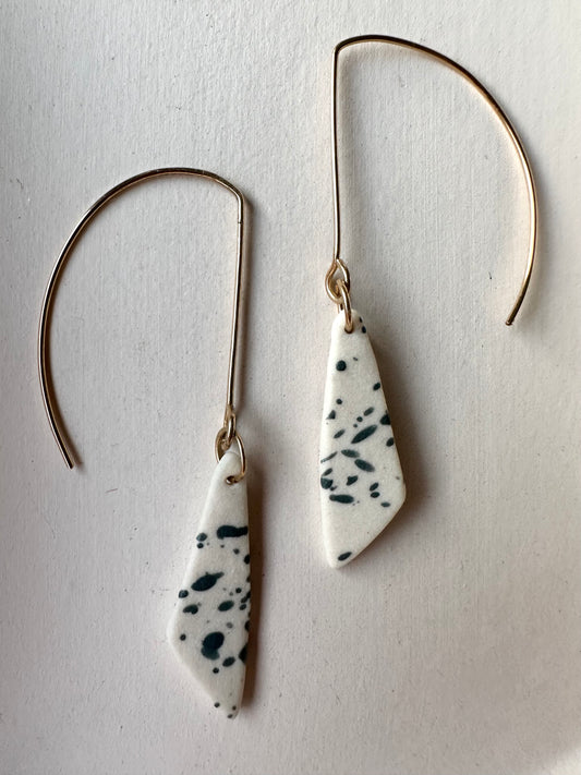 Triangle flicker dangle earring- black