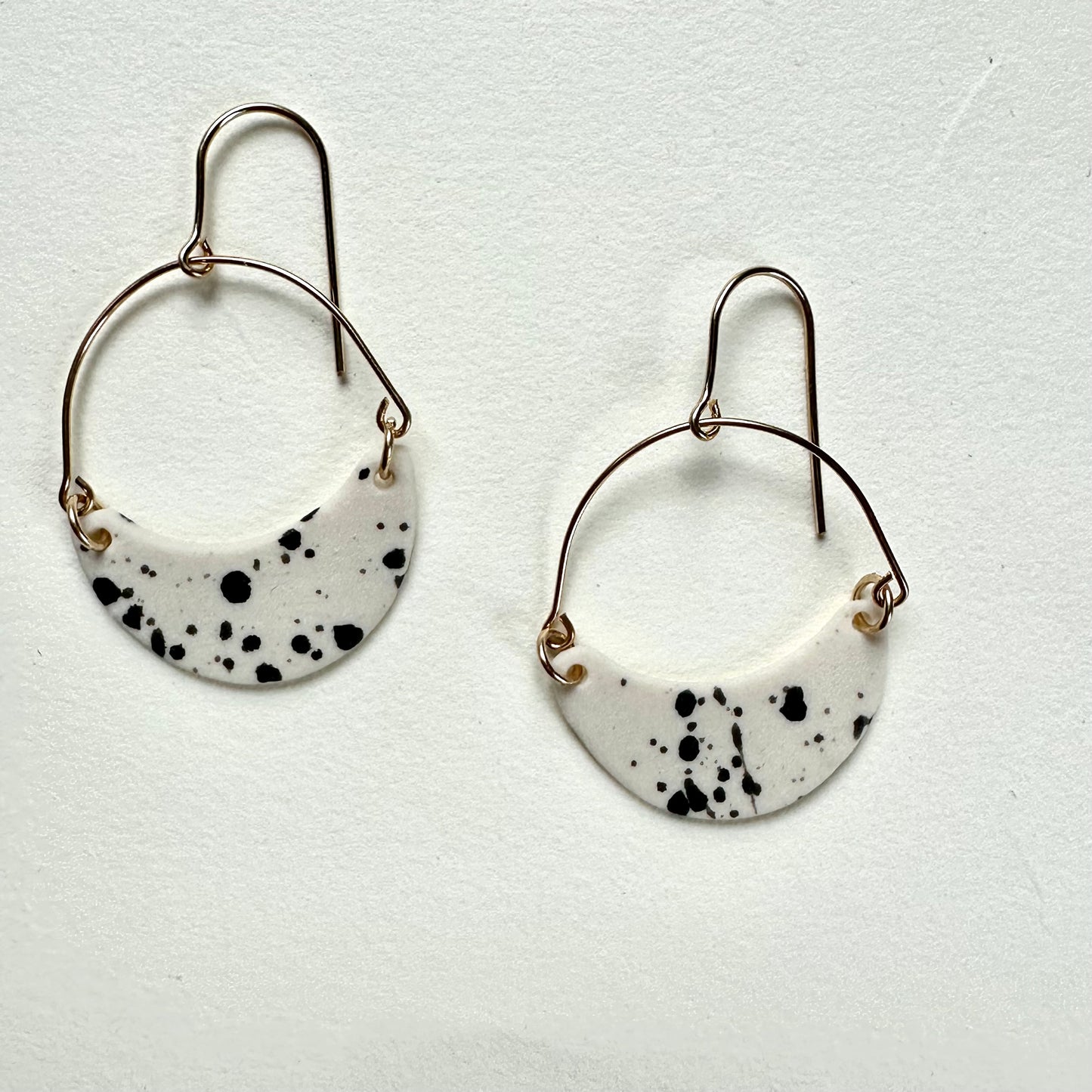 Arch dangle flicker earring- black