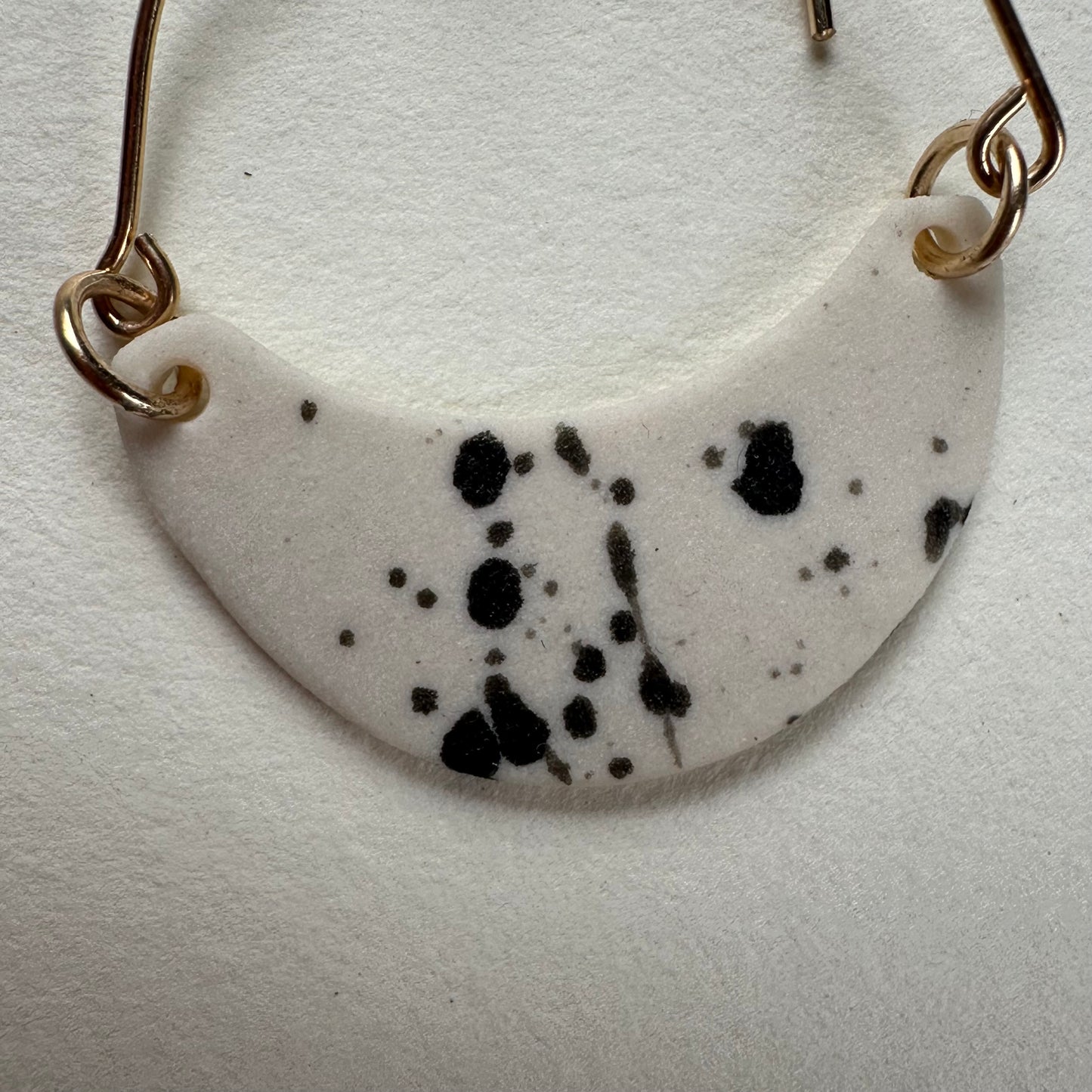 Arch dangle flicker earring- black