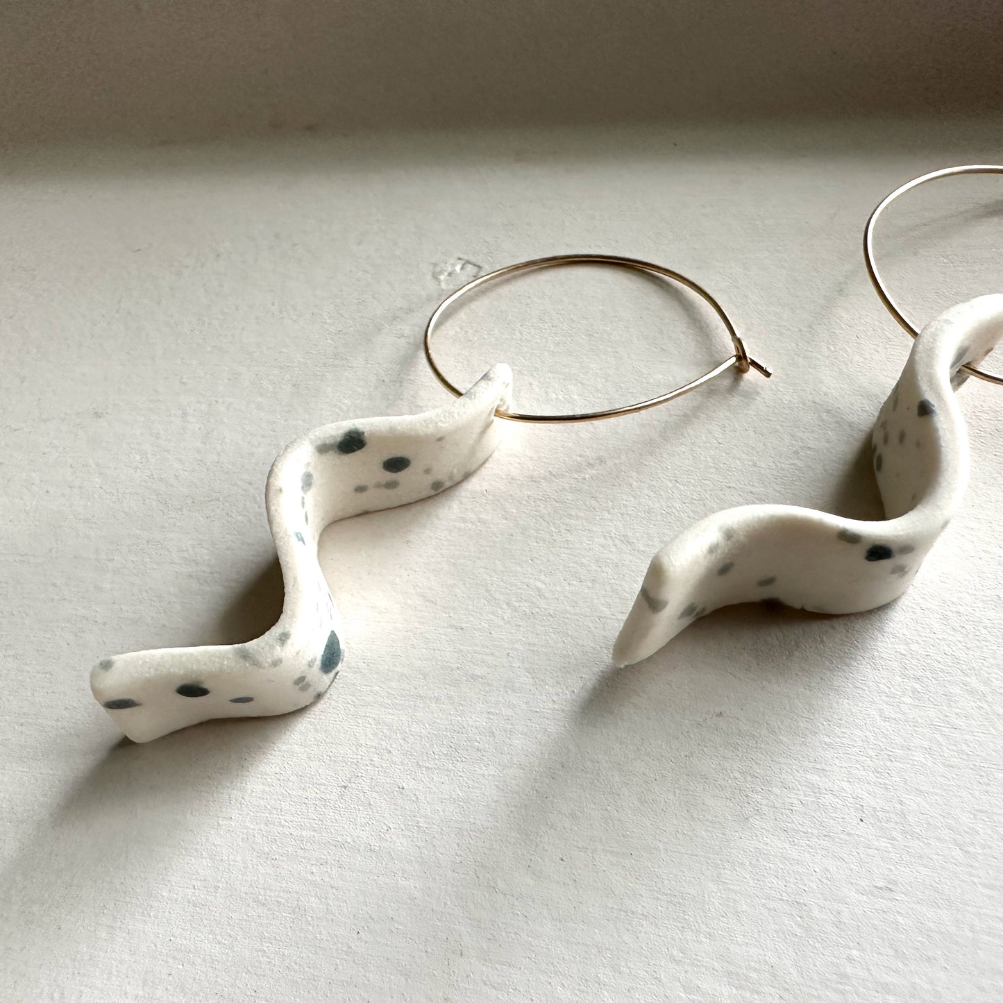 Skinny wave hoop earring
