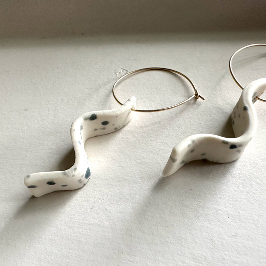 Skinny wave hoop earring