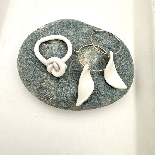 Knotty ring