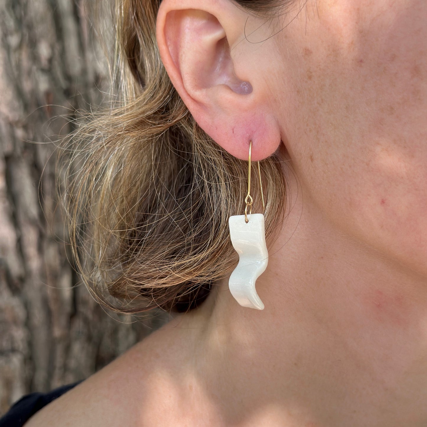 Skinny wave hoop earring