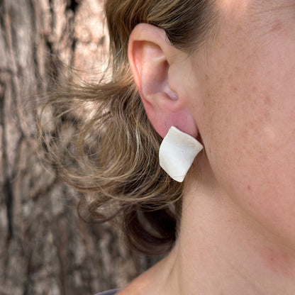 Wavy stud earring