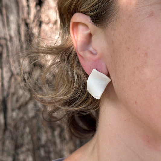 Wavy stud earring