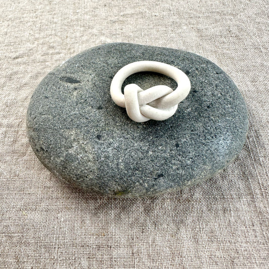 Knotty ring